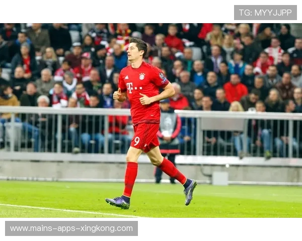 莱万领跑中路制造混乱，拜仁锋线多次接近终结